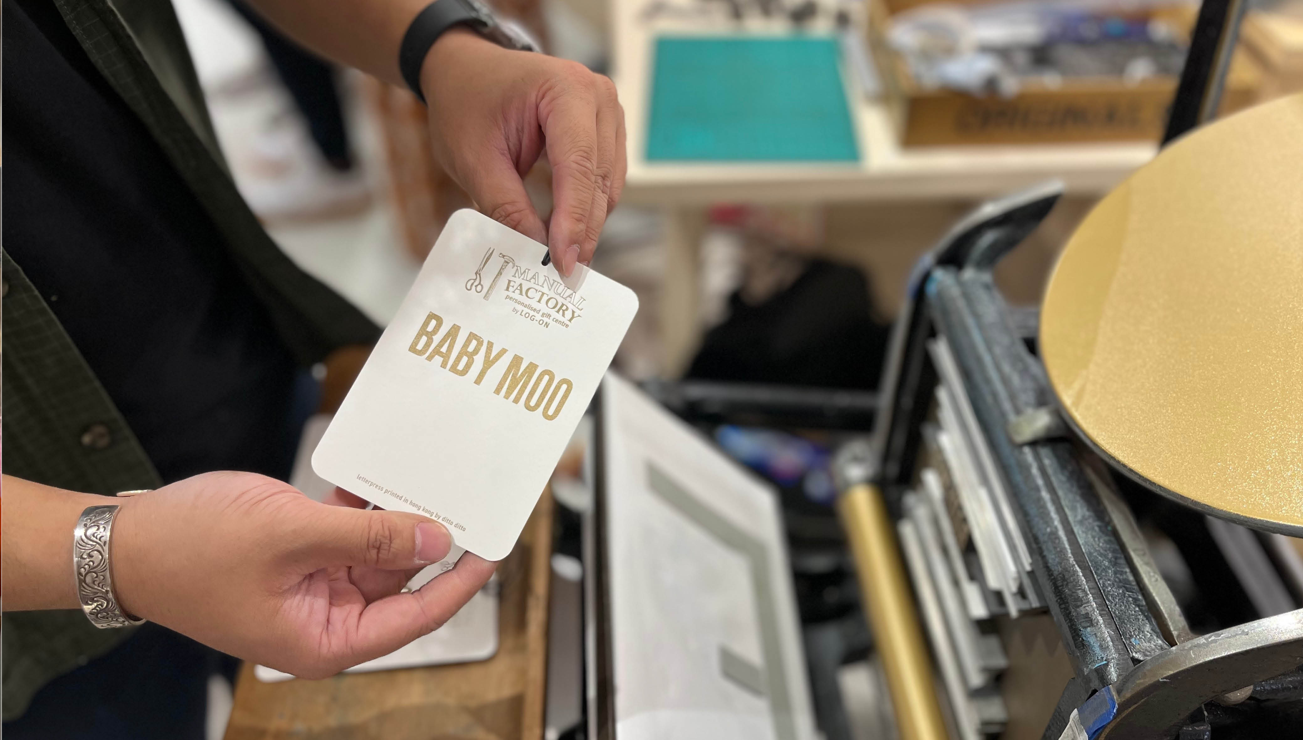 在尖沙咀店中的Manual Factory更是升級版，全新設立的Card LABO便能買到來自世界各地約400多款的心意卡，款款都可愛極了！另外，亦有本地品牌 ditto ditto以活版印刷技術製作